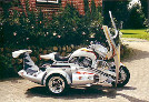 H.Davidson V-rod mit 1-Sitzer Seitenwagen im Formel I Design - Seitenwagenhaube ge&ouml;ffnet