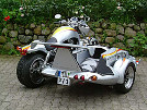 H.Davidson V-rod mit 1-Sitzer Seitenwagen im Formel I Design - Ansicht von hinten