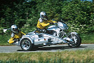 Harley Davidson V-rod mit 1-Sitzer Seitenwagen im Formel I Design