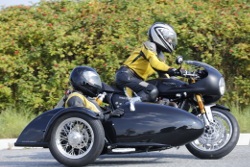 Triumph Thruxton 1200 mit Seitenwagen Meteor - Schwenkergespann
