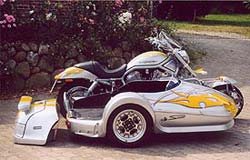 H.D. V-ROD mit Achsschenkellenkung mit dem Wing-Storm-Racer. 