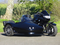 H.D. V-ROD mit Achsschenkellenkung mit dem Wing-Storm-Racer.
